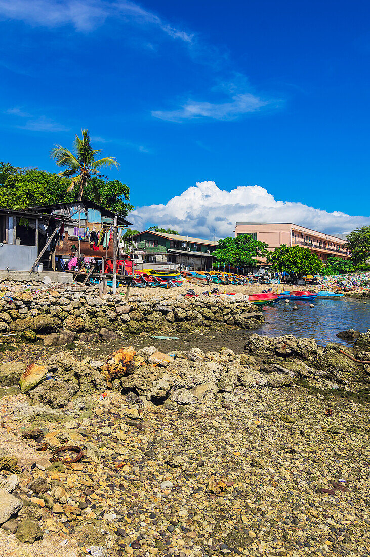 Boote und Häuser am Meeresufer, bei der Hauptstadt Honiara, Insel Guadalcanal, Salomonen, Melanesien, südwestlicher Pazifik, Südsee