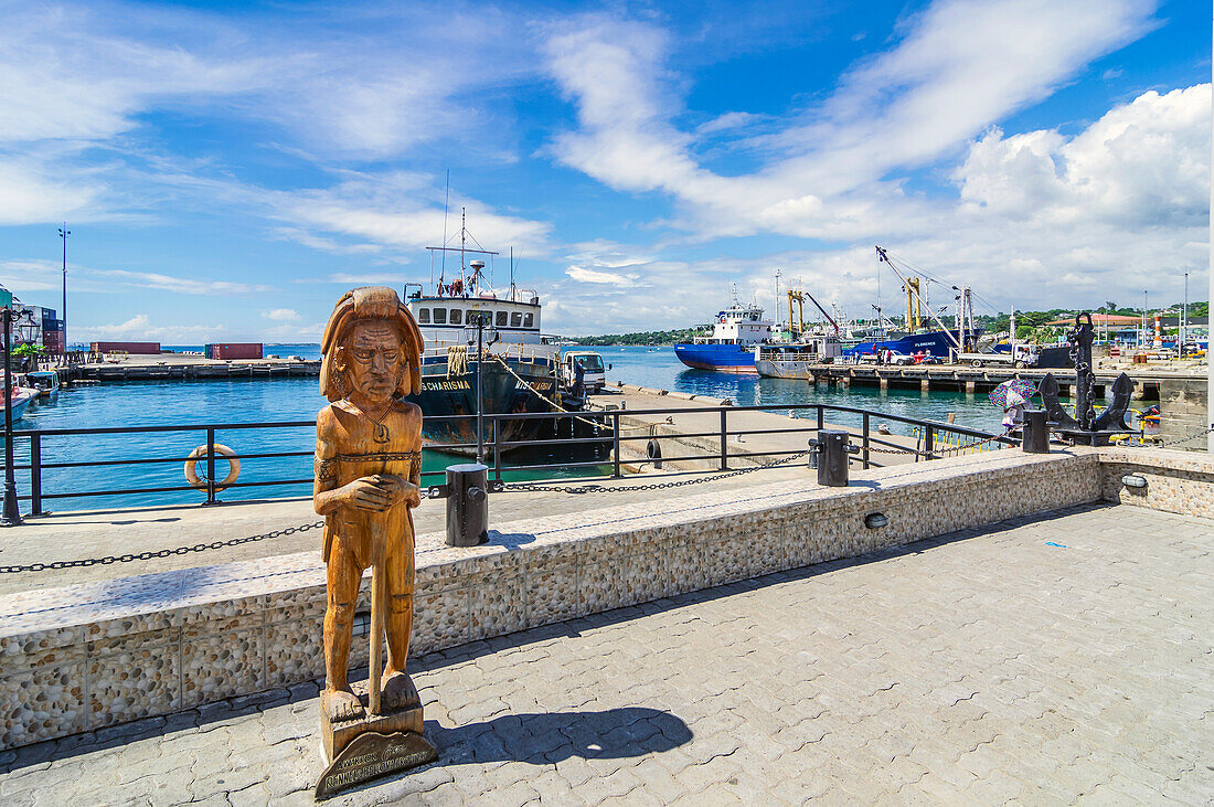 Skulptur am Hafen und Stadtansicht der Hauptstadt, Honiara, Insel Guadalcanal, Salomonen, Melanesien, südwestlicher Pazifik, Südsee