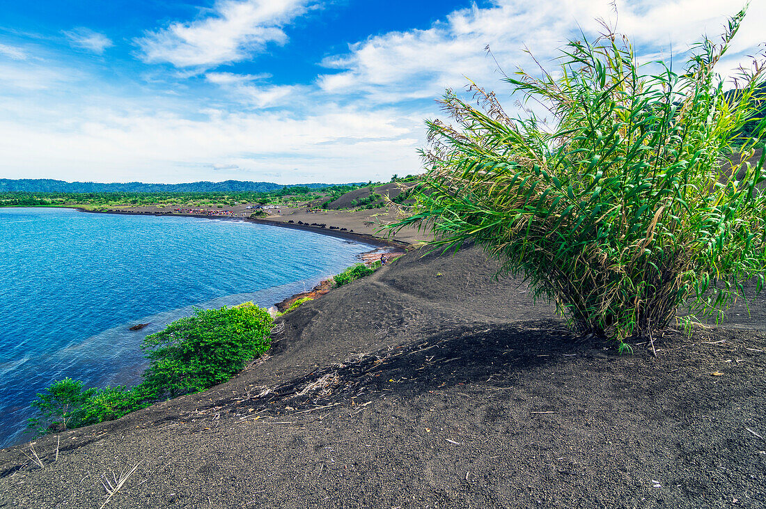 Vulkanlandschaft, bei Rabaul, am St.-Georgs-Kanal, Provinz East New Britain, Insel Neubritannien, Papua-Neuguinea, Südsee