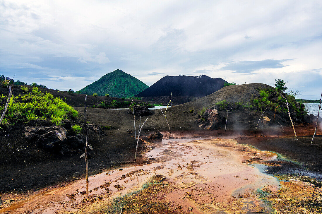 Vulkanlandschaft in der Caldera am Vulkane Tavurvur, bei Rabaul, am St.-Georgs-Kanal, Provinz East New Britain, Insel Neubritannien, Papua-Neuguinea, Südsee