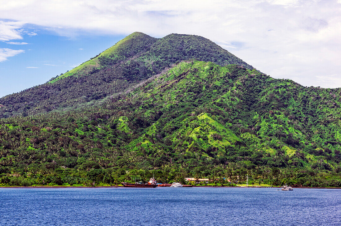 Blick auf Berge und Urwald am Strand, bei Rabaul, am St.-Georgs-Kanal, Provinz East New Britain, Insel Neubritannien, Papua-Neuguinea, Südsee