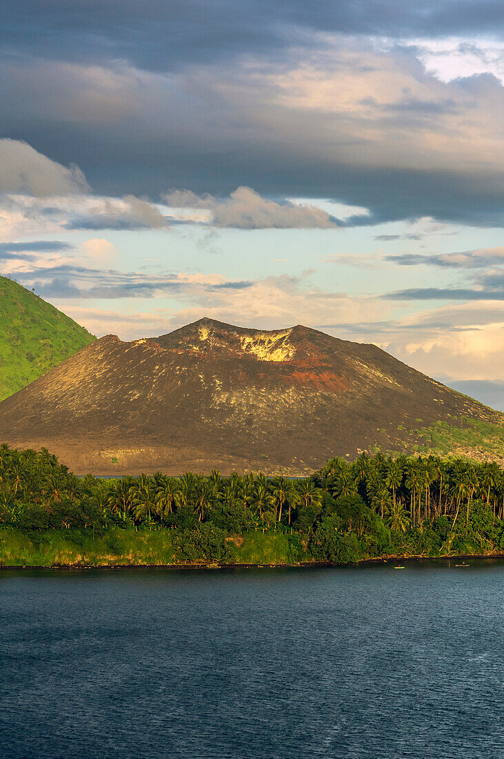 Blick auf Berge mit Vulkan Tavurvur und Palmen, bei Rabaul,  am St.-Georgs-Kanal, Provinz East New Britain, Insel Neubritannien, Papua-Neuguinea, Südsee