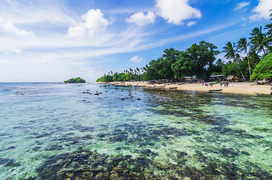 Strand und Palmenwald auf den Conflict-Inseln (auch Conflict Atoll), ein Atoll in der Salomonensee, Provinz Milne Bay, Papua-Neuguinea, Melanesien, Südsee