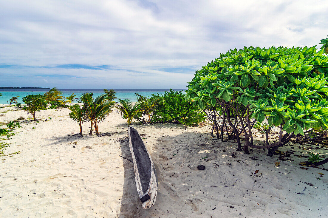 The Conflict Islands (also Conflict Atoll) an atoll in the Solomon Sea. Politically they belong to the Milne Bay Province in the southeast of Papua New Guinea.