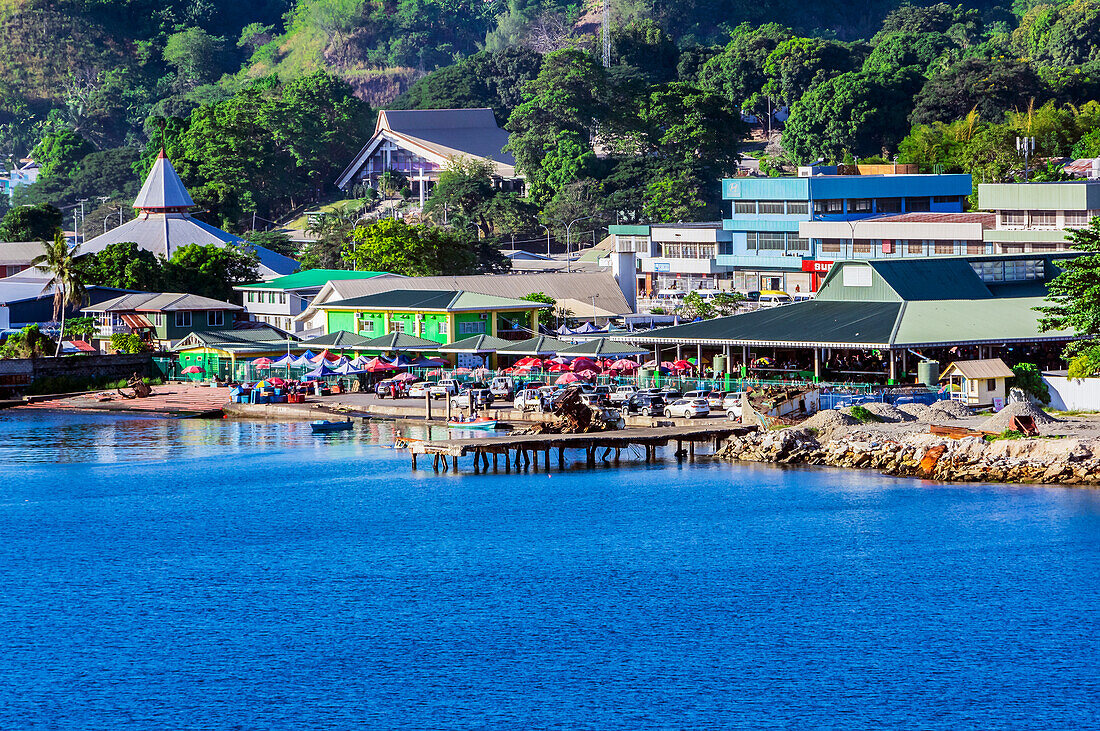 Strand und Ortsansicht von der Hauptstadt Honiara, Insel Guadalcanal, Salomonen, Melanesien, südwestlicher Pazifik, Südsee