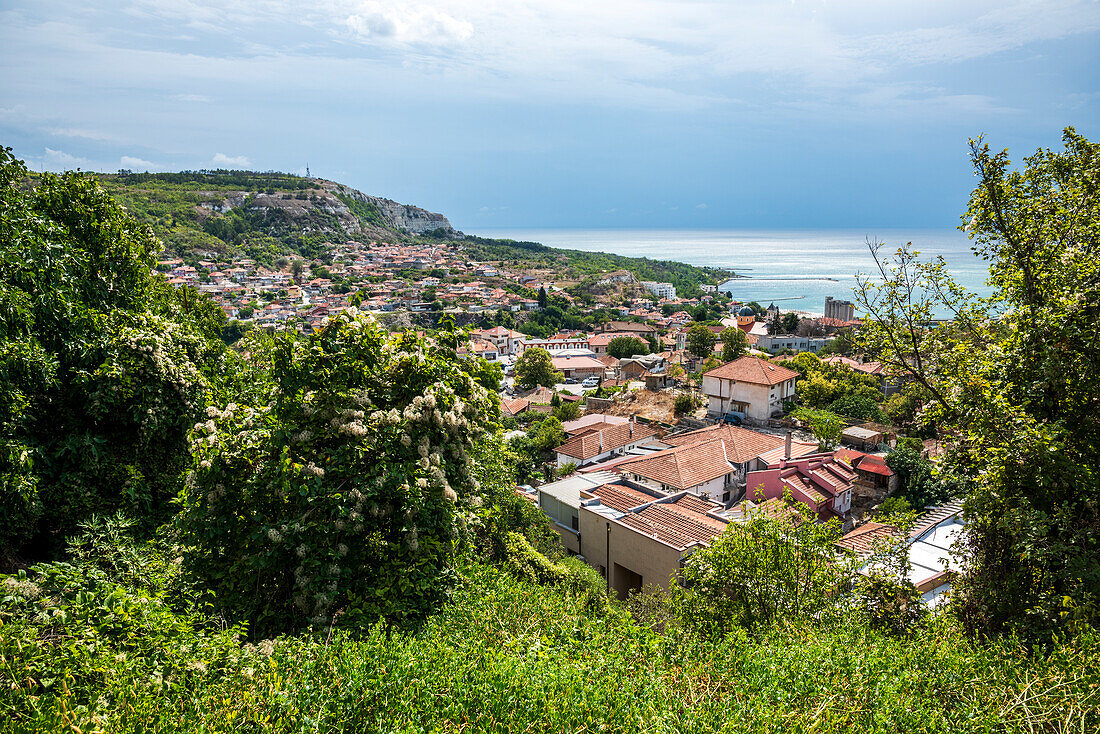 Blick auf die Stadt Baltschik an der Schwarzmeerküste, Bulgarien
