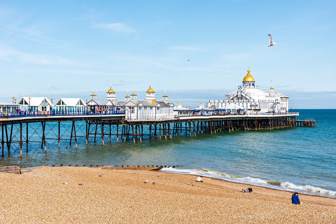 Eastbourne Pier an der englischen Küste in Eastbourne, West Sussex, England, Vereinigtes Königreich