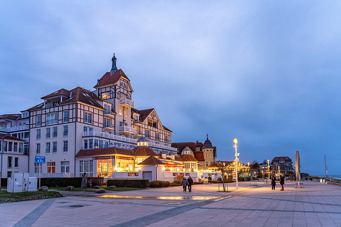 Ostsee Promenade am Baltic Platz im Ostseebad Kühlungsborn in der Abenddämmerung, Mecklenburg-Vorpommern, Deutschland \n\n\n