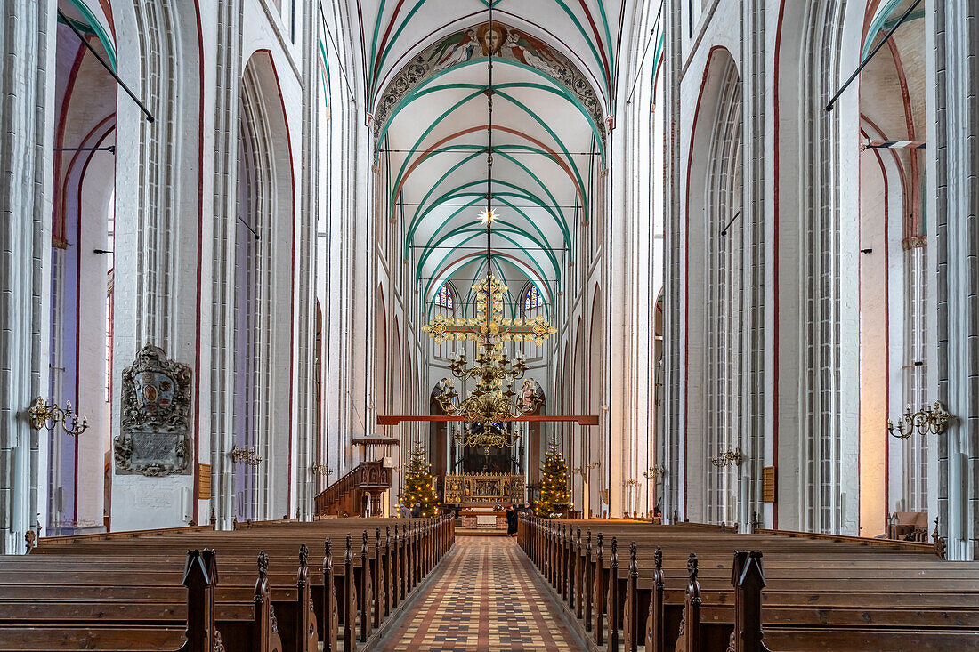  Interior with triumphal cross of the Schwerin Cathedral of St. Marien and St. Johannis, state capital Schwerin, Mecklenburg-Western Pomerania, Germany 