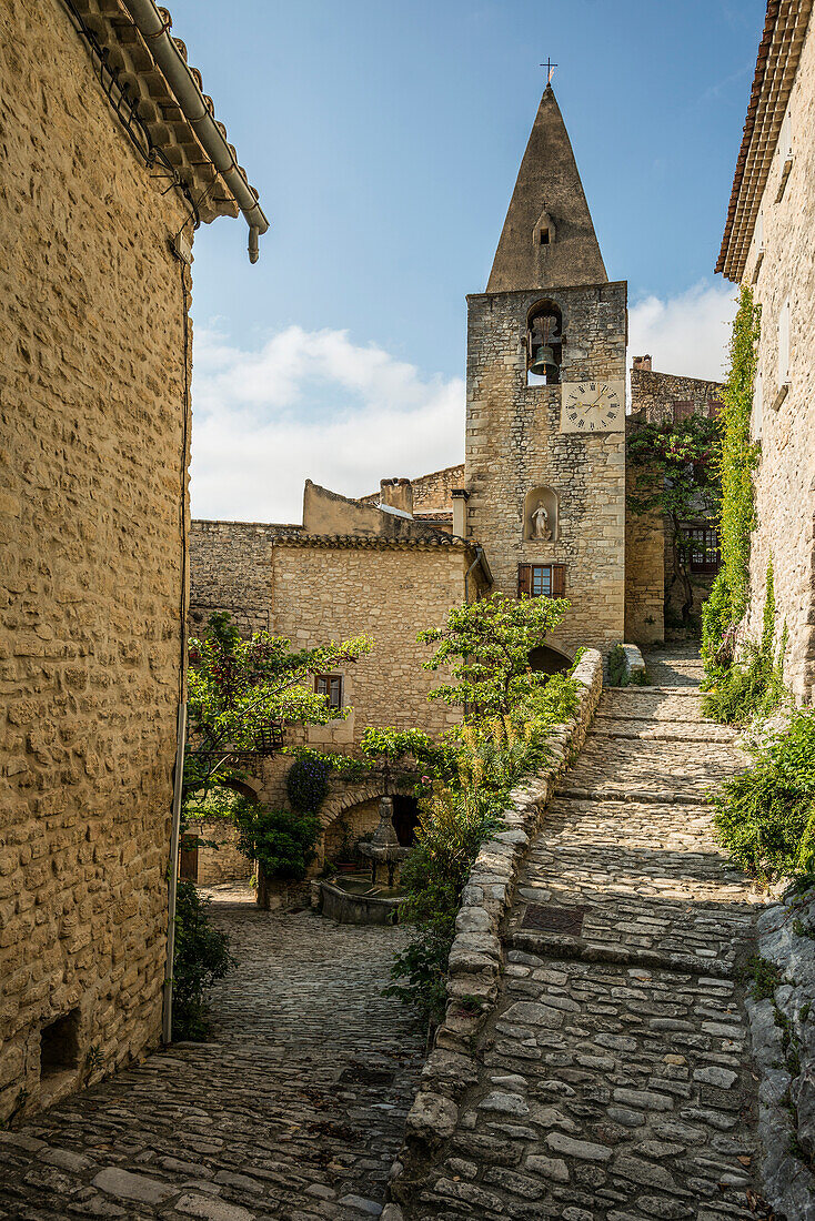 Medieval mountain village, Crestet, Vaucluse department, Provence, Provence-Alpes-Côte dAzur, France