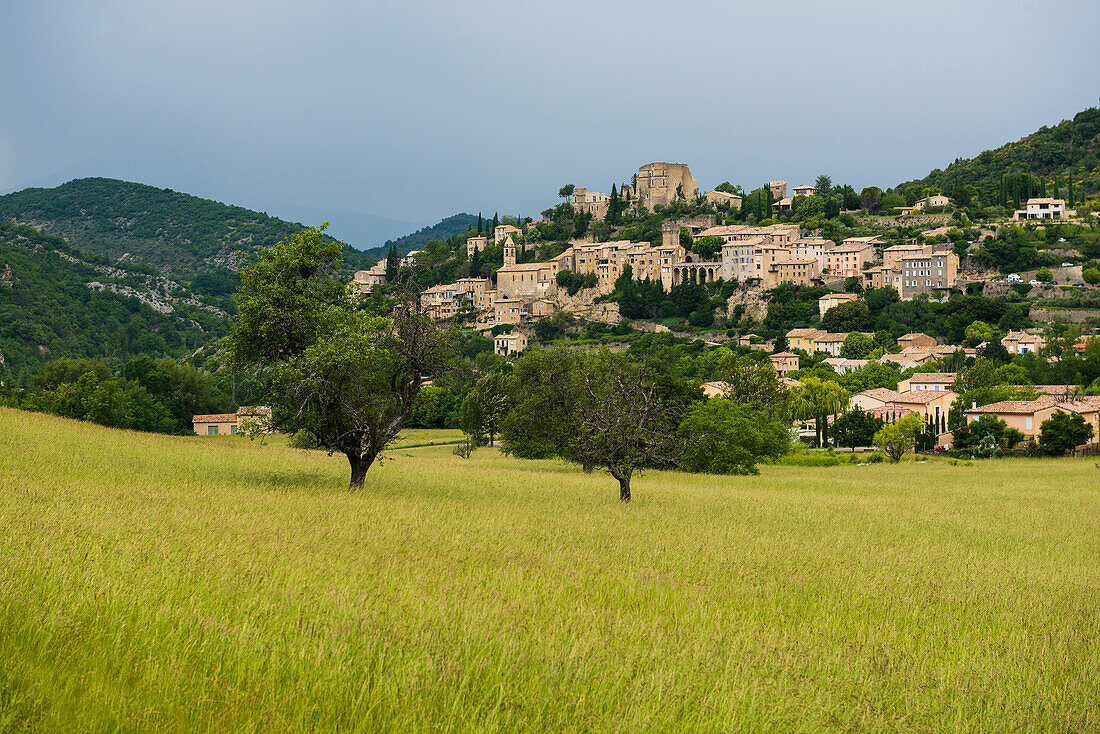 Blick auf Mittelalterliches Dorf in den Bergen, Montbrun-les-Bains, Département Drôme, Provence, Auvergne-Rhône-Alpes, Frankreich