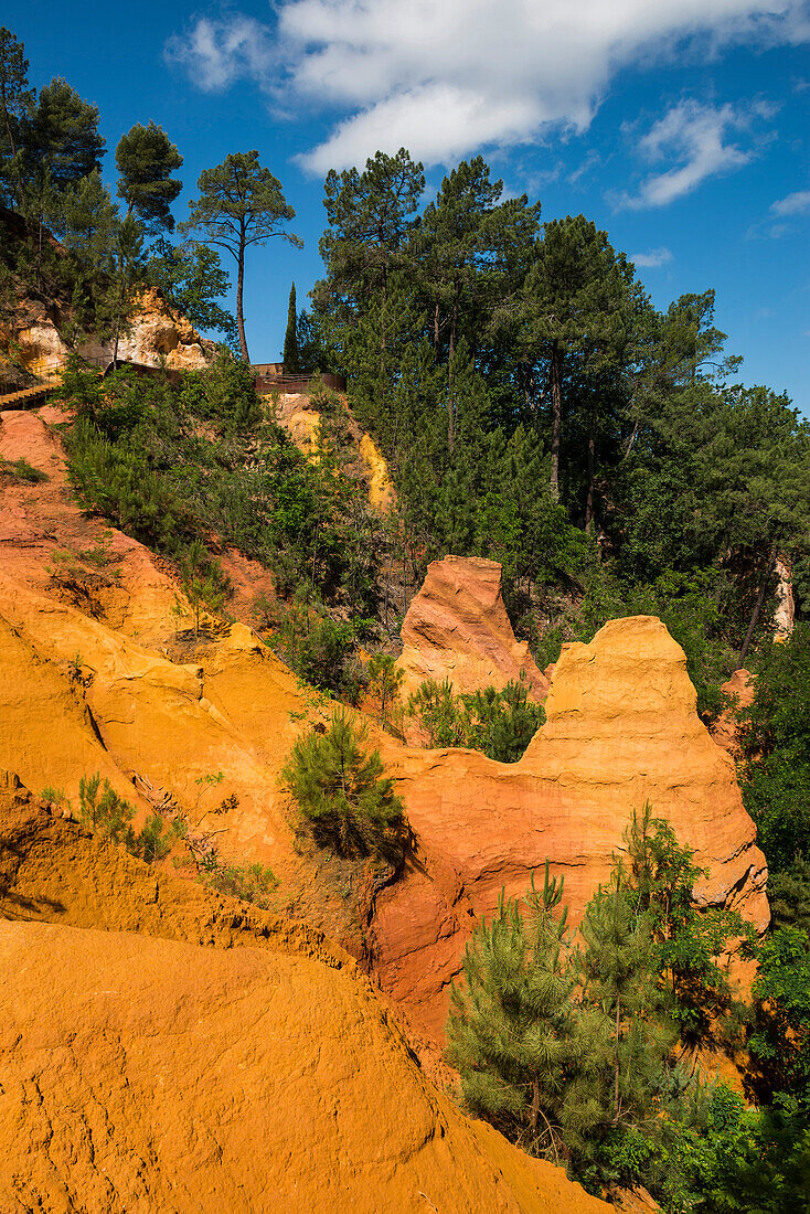 Red rocks, Le Sentier des Ocres, ocher nature trail, Roussillon, Vaucluse department, Provence, Provence-Alpes-Côte d&#39;Azur, France