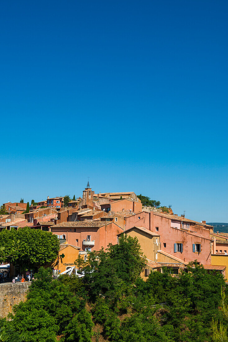 Blick auf Roussillon, eines der schönsten Dörfer Frankreichs (Le Plus beaux villages de France), Département Vaucluse, Provence, Provence-Alpes-Côte d'Azur, Frankreich