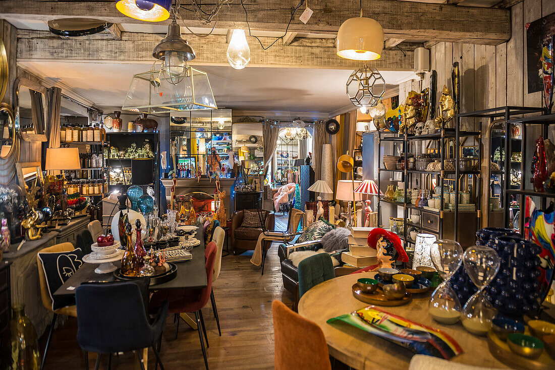 Antique shop, L&#39;Isle-sur-la-Sorgue, Vaucluse department, Provence, Provence-Alpes-Côte d&#39;Azur, France