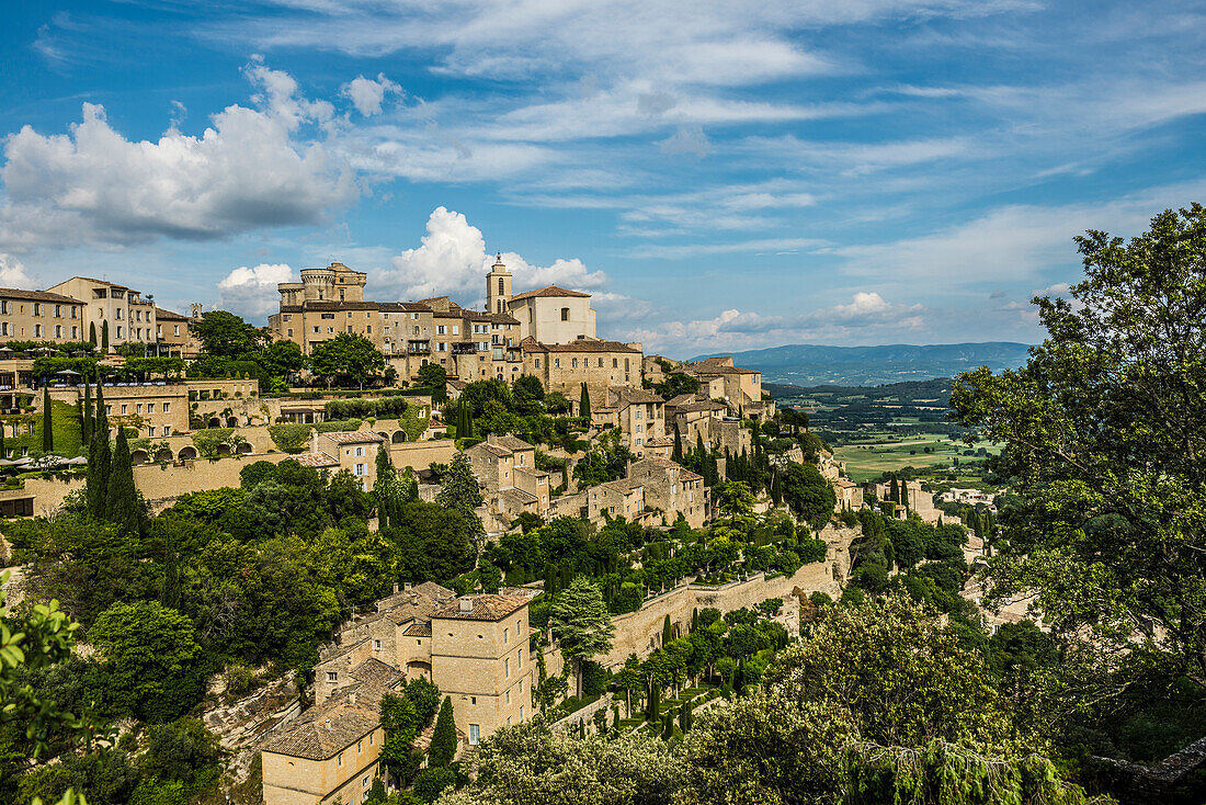 Blick auf die Häuser am Hügel, eines der schönsten Dörfer Frankreichs (Le Plus beaux villages de France), Gordes, Département Vaucluse, Provence, Provence-Alpes-Côte d'Azur, Frankreich