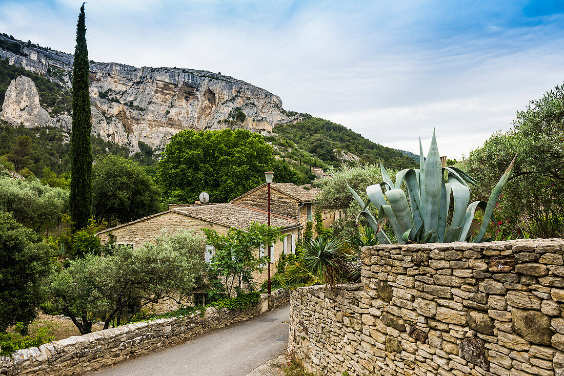 Mittelalterliches Dorf in den Bergen, Fontaine-de-Vaucluse, Département Vaucluse, Provence, Provence-Alpes-Côte d'Azur, Frankreich