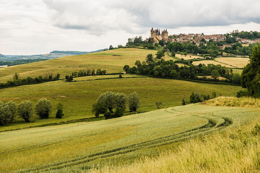 Mittelalterliches Dorf und Burg auf dem Hügel, Châteauneuf, Bourgogne-Franche-Comté, Departement Côte d'Or, Burgund, Frankreich