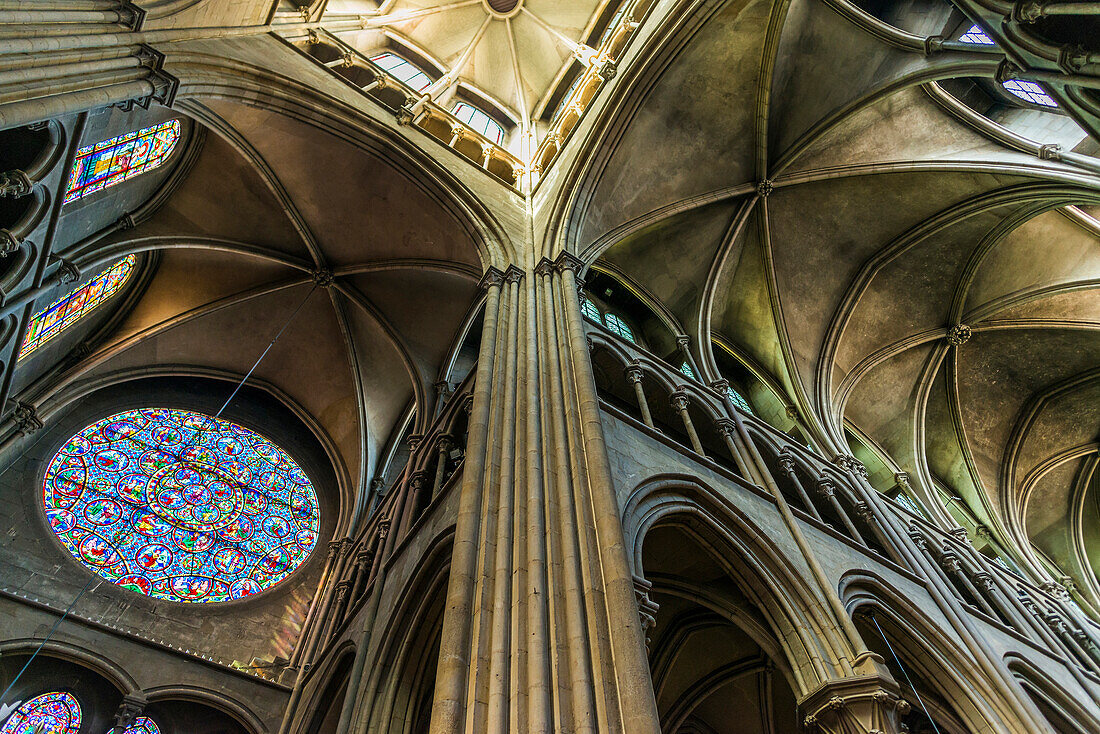 Deckengewölbe in der Kathedrale Notre-Dame in der Altstadt, Semur-en-Auxois, Bourgogne-Franche-Comté, Departement Côte d'Or, Burgund, Frankreich