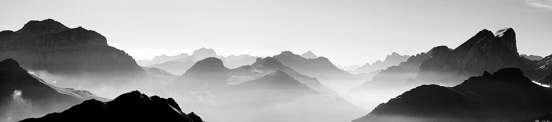 Panorama of the Dolomites with Piz Boe, Sorapis, Antelao, Pelmo and Marmolada, from Kesselkogel, Rosengarten, Dolomites, Trentino, Italy