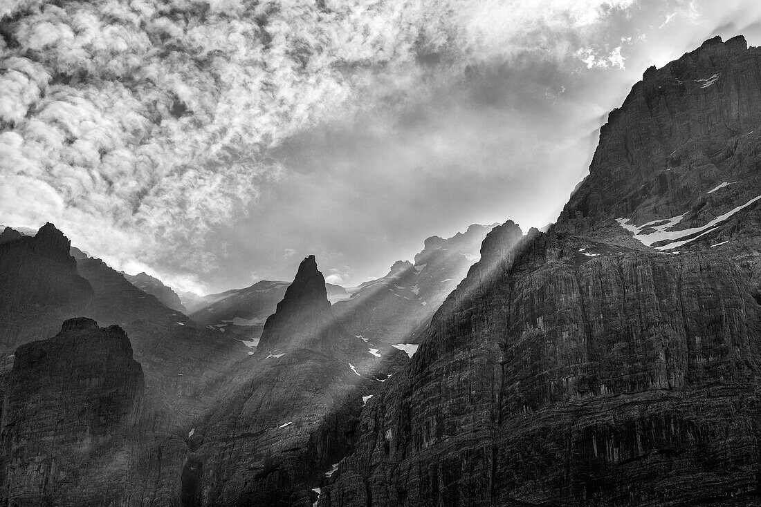 Lichtstreifen fallen in Kar mit Felsturm, Malga Flavona, Brenta, Dolomiten, UNESCO Weltnaturerbe, Trentino, Italien 