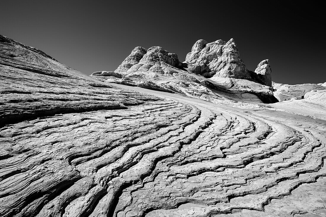 Gebänderter Sandstein mit Felszacken im Hintergrund, Coyote Buttes, Paria Canyon, Vermillion Cliffs, Kanab, Arizona, USA, Nordamerika