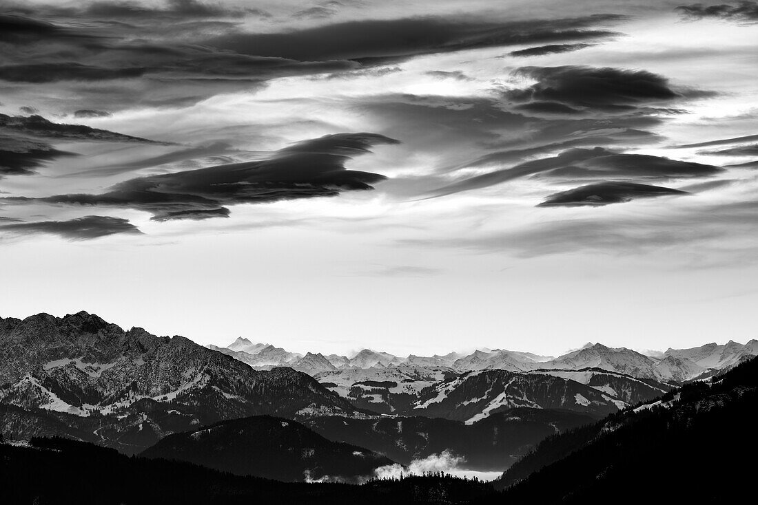 Föhnwolken über Kaisergebirge und Hohen Tauern, vom Farrenpoint, Mangfallgebirge, Bayerische Alpen, Oberbayern, Bayern, Deutschland