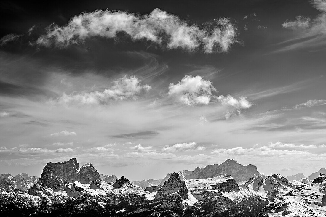 Blick auf Pelmo und Civetta, von der Kleinen Gaisl, Naturpark Fanes-Sennes, Dolomiten, UNESCO Welterbe Dolomiten, Südtirol, Italien