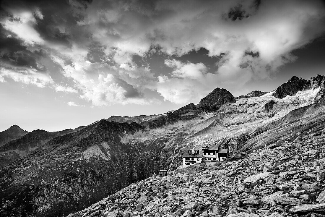 Plauener Hütte mit Kuchelmooskopf und Reichenspitze im Hintergrund, Plauener Hütte, Naturpark Zillertaler Alpen, Zillertaler Alpen, Tirol, Österreich