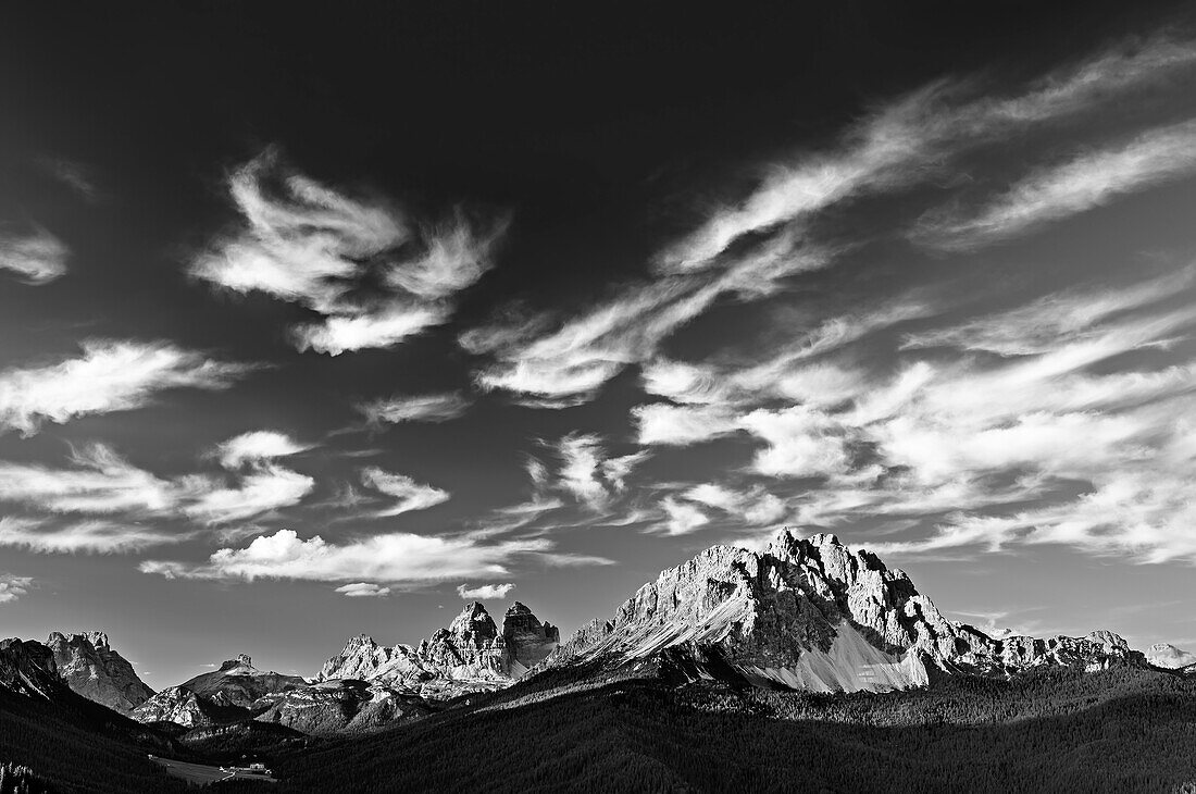 Wolken über den Drei Zinnen und der Cadinigruppe, von der Sorapis, Dolomiten, UNESCO Welterbe Dolomiten, Venetien, Italien