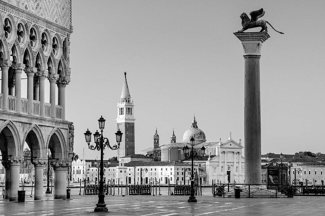Markusplatz mit Dogenpalast, Blick auf San Giorgio Maggiore und Markussäule, Venedig, Venetien, Italien
