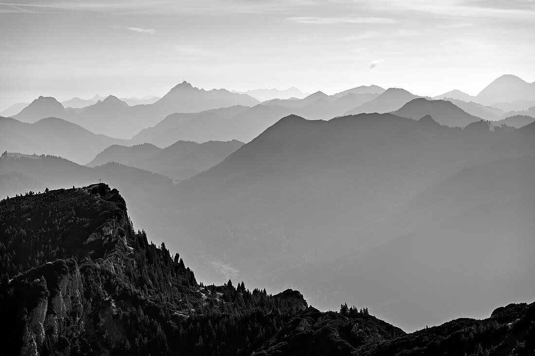 Blick auf Achselköpfe und Mangfallgebirge von der Benediktenwand, Bayerische Alpen, Oberbayern, Bayern, Deutschland