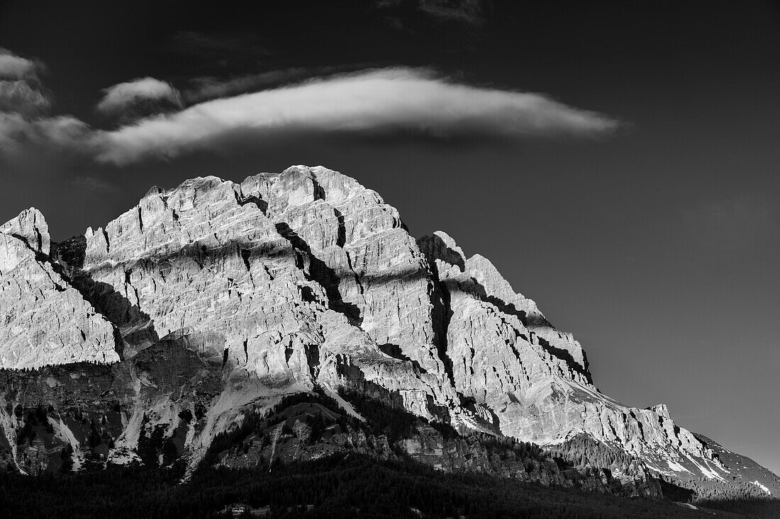 Wolke über dem Monte Cristallo, Dolomiten, UNESCO Weltnaturerbe, Venetien, Italien 