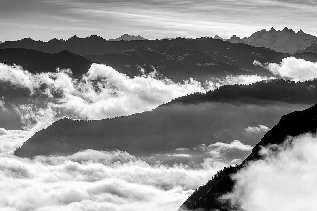 Bergkulissen mit Talnebel, Blick auf Kitzbüheler und Zillertaler Alpen, von der Seebergspitze, Karwendel, Tirol, Österreich