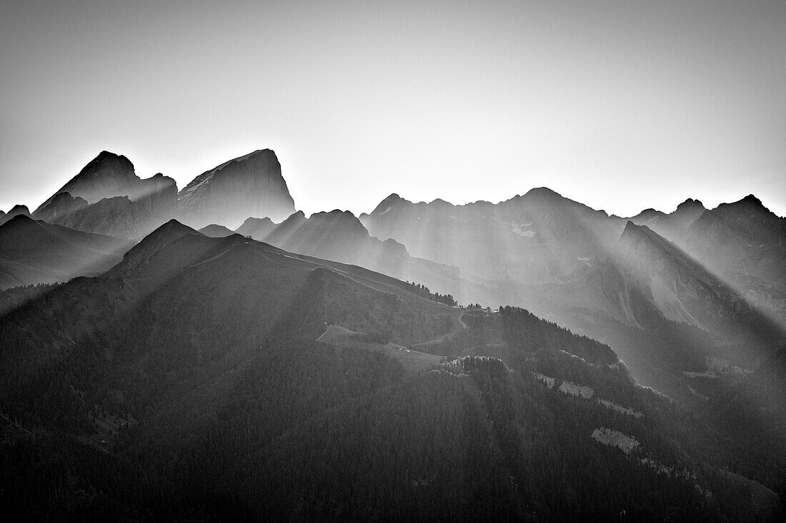 Lichtstrahlen über den Dolomiten mit Marmolada und Vernel, von der Rosengartengruppe, Rosengarten, Dolomiten, UNESCO Welterbe Dolomiten, Südtirol, Italien