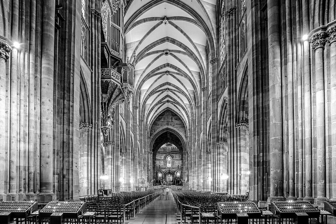 Innenaufnahme vom Kirchenschiff des Straßburger Münsters, Cathédrale Notre Dame de Strasbourg, Straßburg, Elsaß, Frankreich