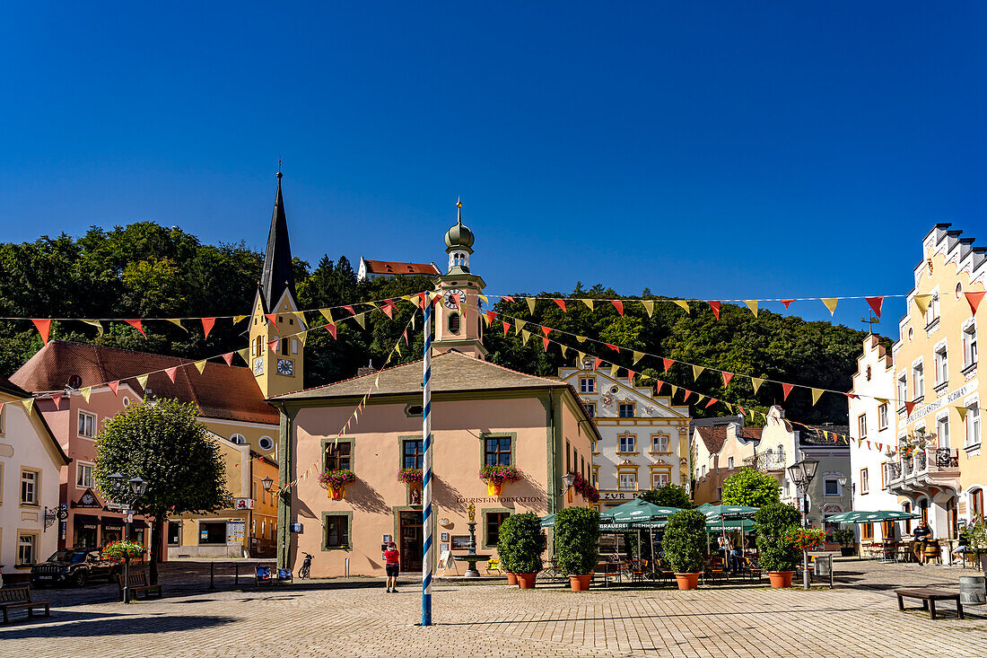  The market square with the parish church of St. Johann Baptist von Riedenburg, Lower Bavaria, Bavaria, Germany  