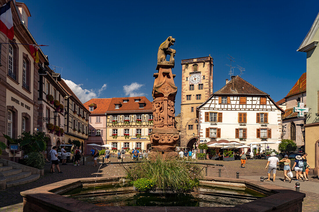 Marktbrunnen vor dem Rathaus und der Metzgerturm in Ribeauville, Elsass, Frankreich