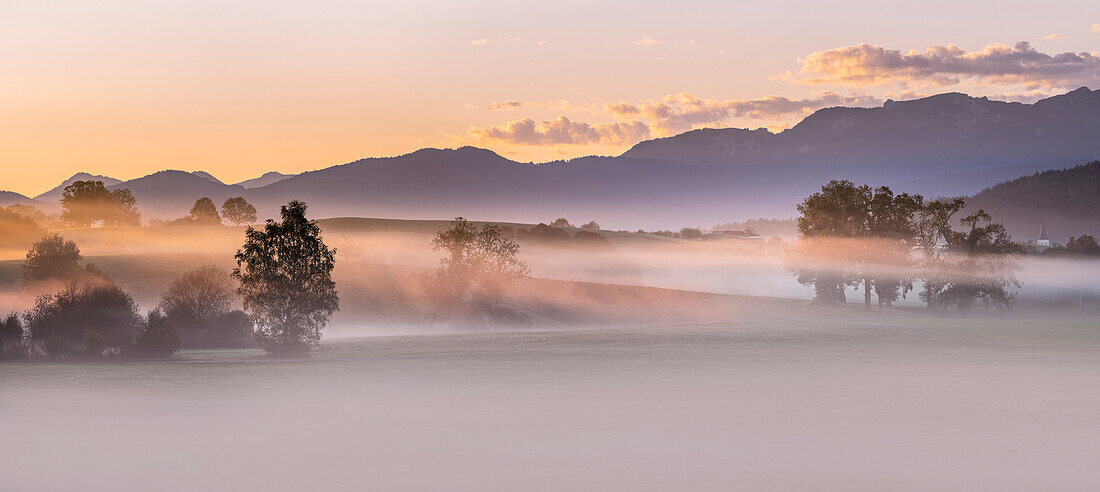 Nebelmorgen bei Habach, Bayern, Deutschland