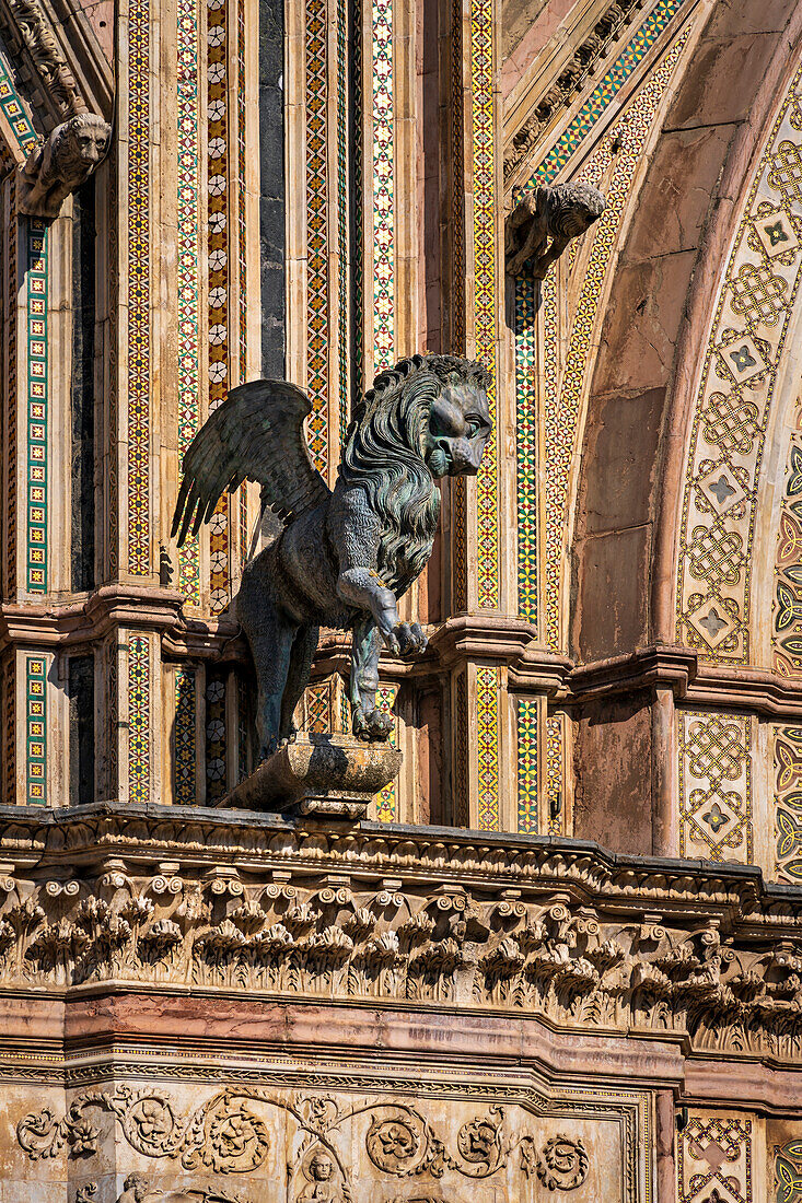 Geflügelter Löwe an der Fassade vom Dom von Orvieto, Umbrien, Italien