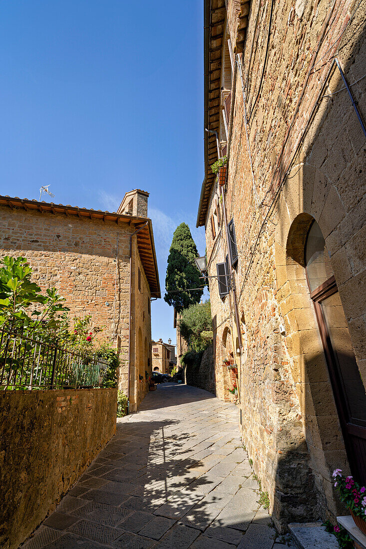 Gasse in Monticchiello, Pienza, Provinz Siena, Toskana, Italien
