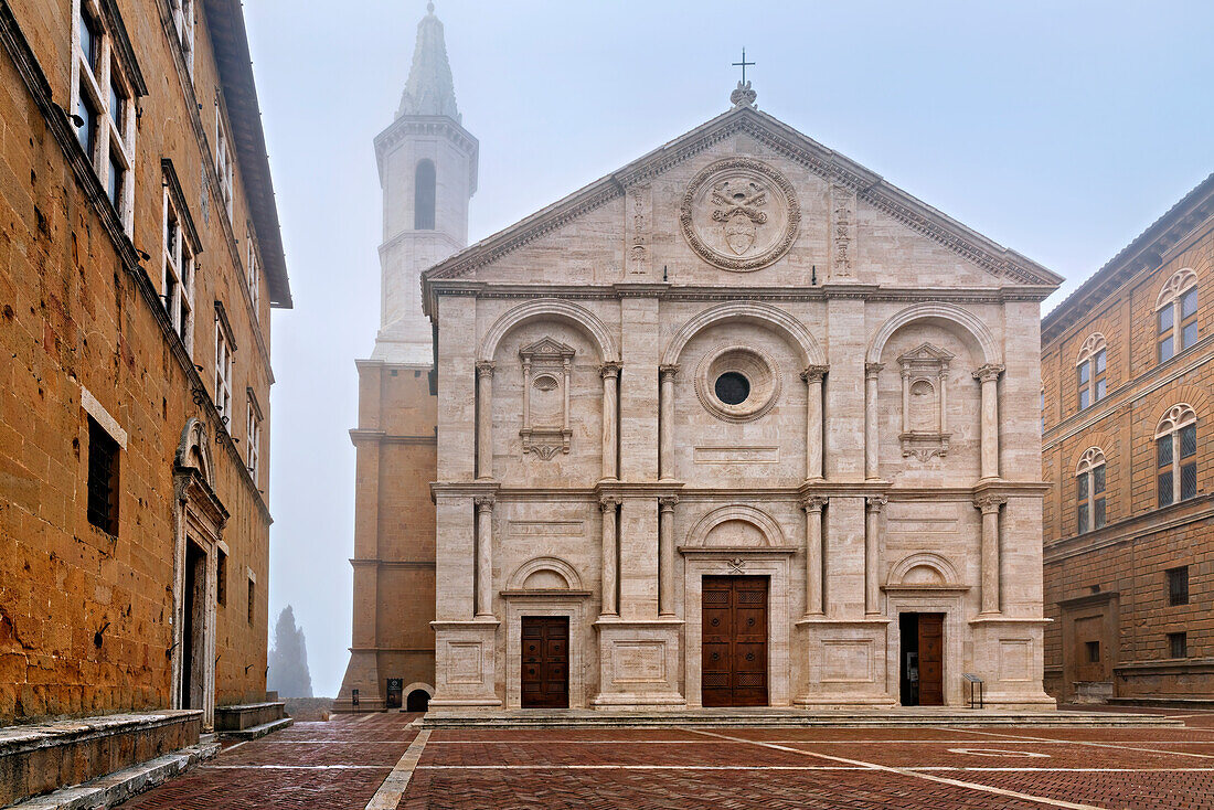 Piazza Pio II, Cathedral Duomo Santa Maria Assunta at night, Pienza, Val d&#39;Orcia, UNESCO World Heritage Site, Province of Siena, Tuscany, Italy, Europe