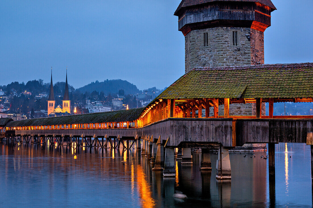 Die Kapellbrücke über die Reuss und der Wasserturm, Luzern, Kanton Luzern, Schweiz