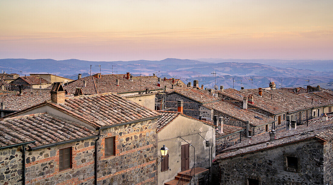 Über den Dächern von Radicofani, Provinz Siena, Toskana, Italien  