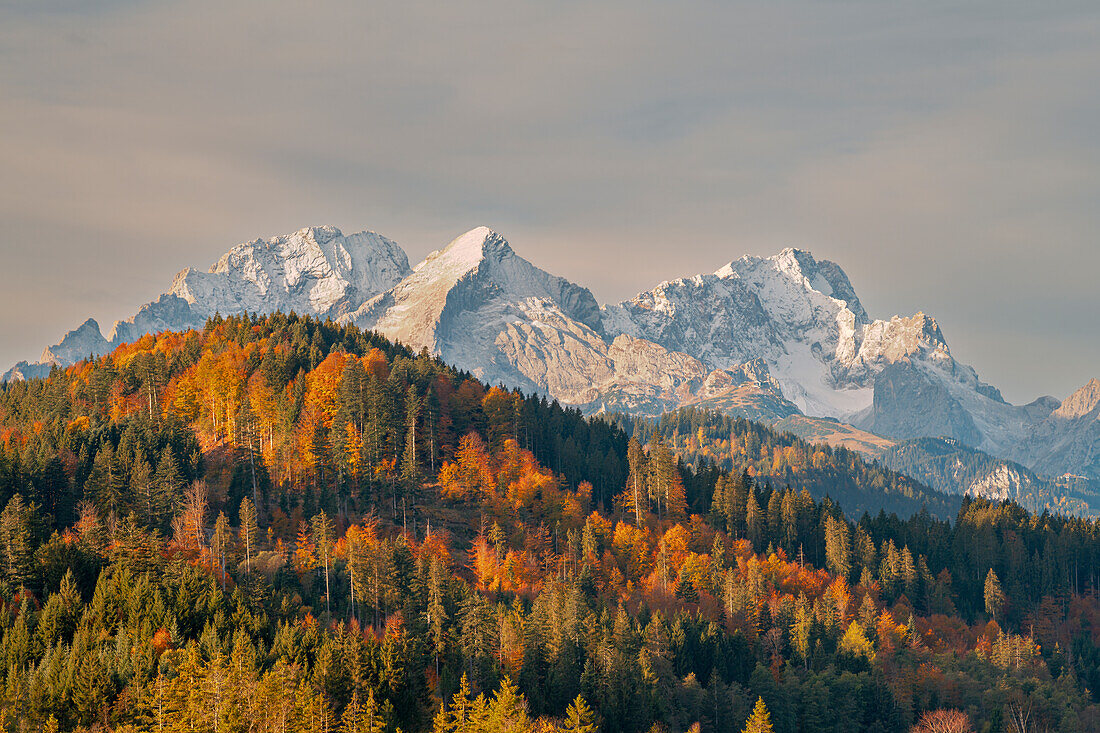 Blick auf das Wettersteingebirge im Herbst, Bayern, Deutschland