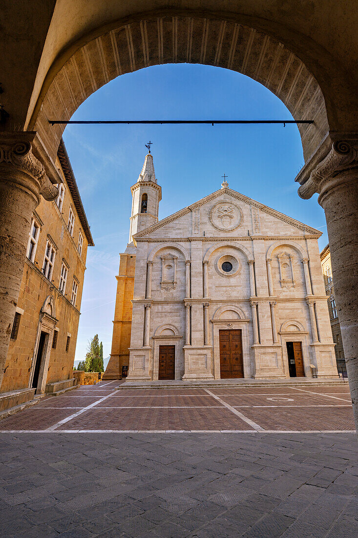  Piazza Pio II, Cathedral Duomo Santa Maria Assunta in the early morning, Pienza, Val d&#39;Orcia, UNESCO World Heritage Site, Province of Siena, Tuscany, Italy, Europe 