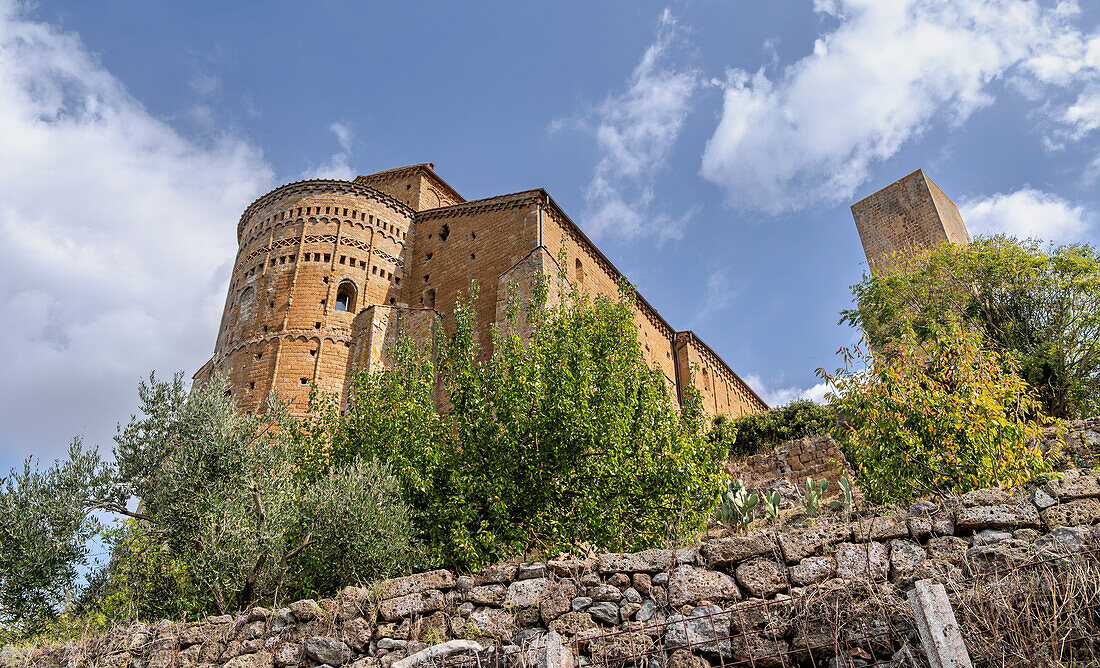 Blick auf die Basilika von San Pietro, Provinz Viterbo, Latium, Italien