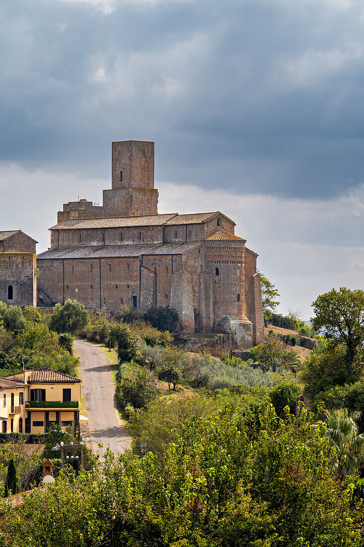 Blick auf die Basilika von San Pietro, Provinz Viterbo, Latium, Italien