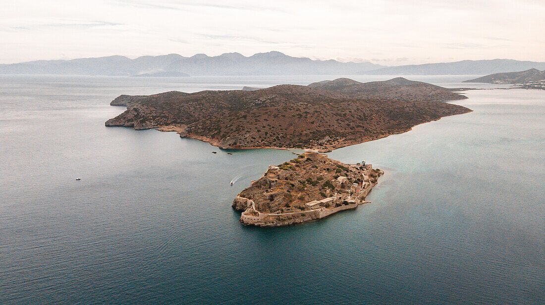 Felsen im Meer von oben, Griechische Inseln, Europa