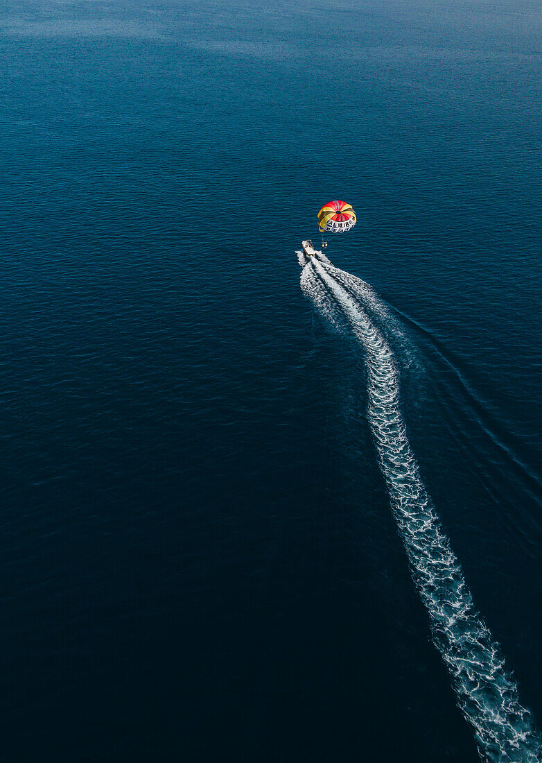 Boot im Meer von oben, Griechische Inseln, Europa
