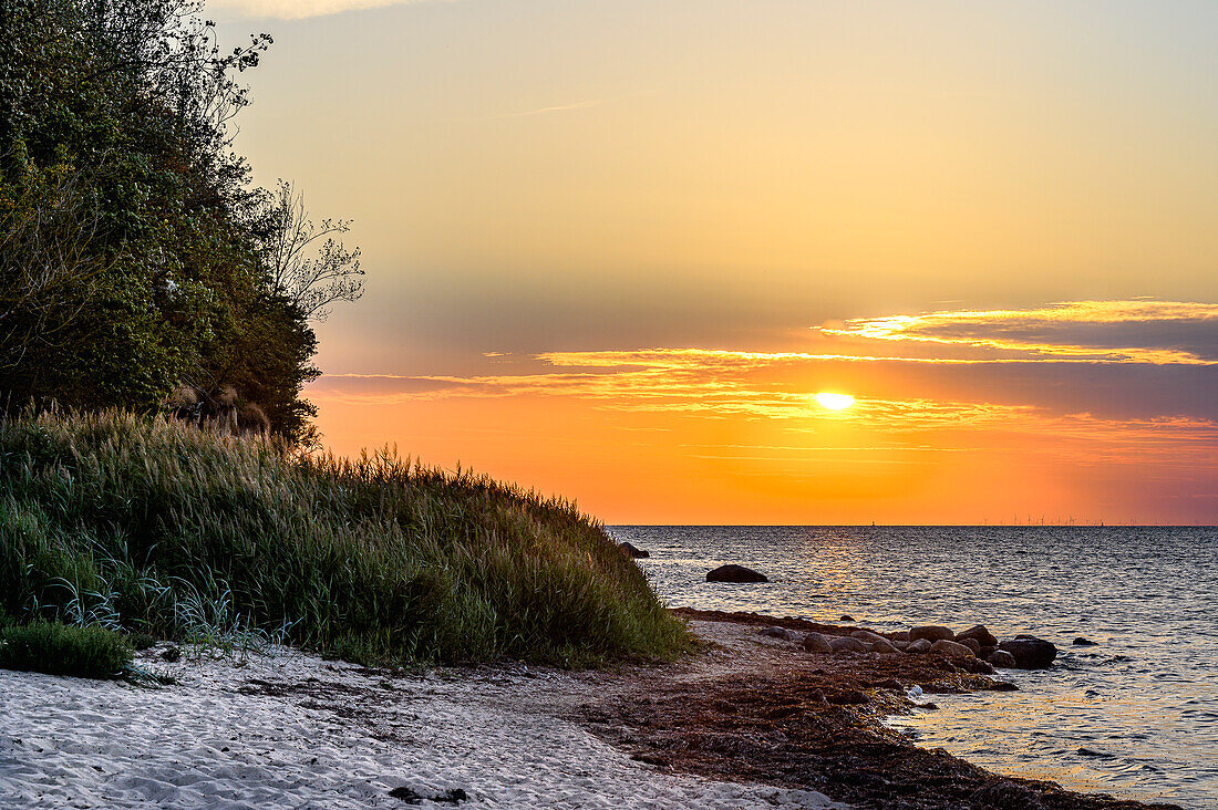 Gollwitz am Strand bei Sonnenuntergang, Insel Poel, Ostseeküste, Mecklenburg Vorpommern, Deutschland